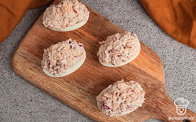 Полученную смесь выложите на яйца.