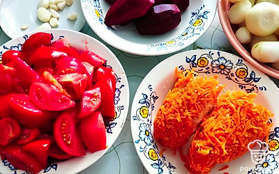 Овощи почистить, морковь и свеклу натереть на терке, лук и помидоры нарезать кубиками, чеснок пропустить через пресс. 