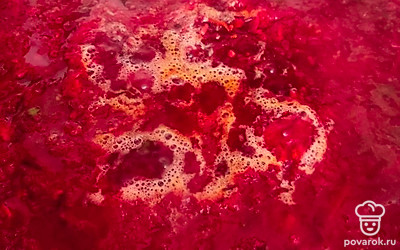 В кастрюле разогреть подсолнечное масло, высыпать в него все наши овощи, варить около 40 минут, пока помидоры не выпустят сок и подружат все овощи. 