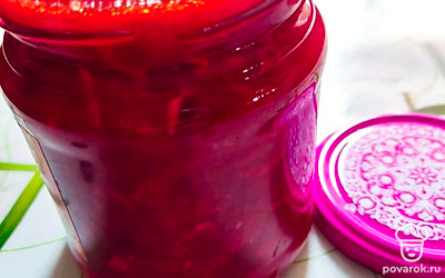 Добавить соль и уксус. Разложить по чистым банкам, закрыть крышкой, перевернуть, укутать одеялом на сутки. 