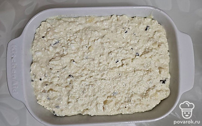 Форму для запекания смажьте небольшим количеством подсолнечного масла. Выложите тесто в форму и отправьте в духовку на 20-25 минут. 