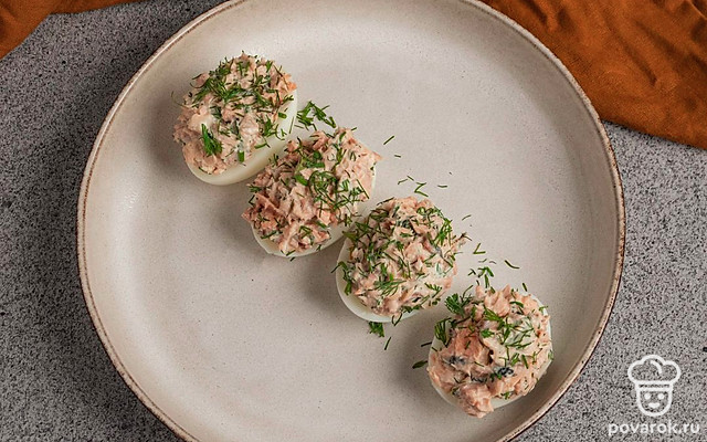 Яйца, фаршированные горбушей и укропом — Рецепт с фото