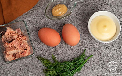 Выложите все ингредиенты на стол для удобства приготовления. Укроп помойте.