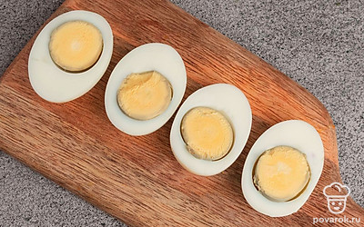 Яйца отварите вкрутую в течение 5-7 минут, почистите и разрежьте пополам.