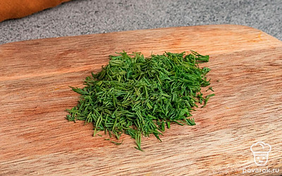 Укроп мелко нарежьте.