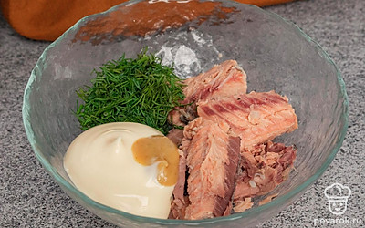 В глубокой тарелке смешайте консервированную горбушу, укроп, майонез и горчицу.