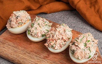 Полученную смесь выложите на яйца.