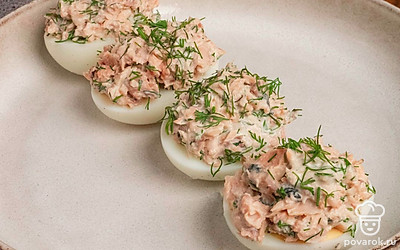 Готовые фаршированные яйца выложите на сервировочную тарелку, украсьте укропом и подавайте к столу.