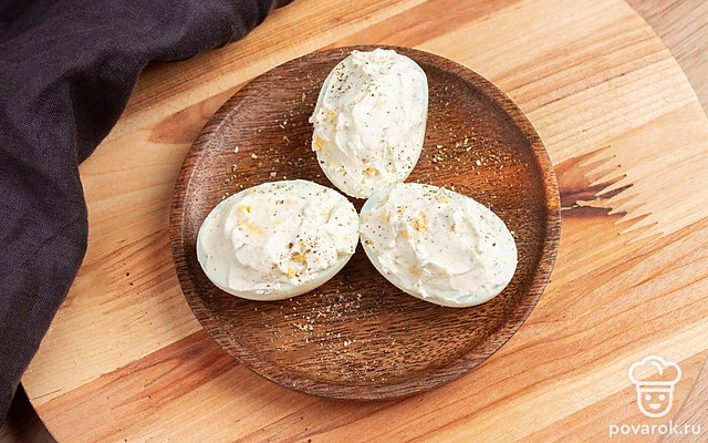 Яйца, фаршированные творожным сыром — Рецепт с фото