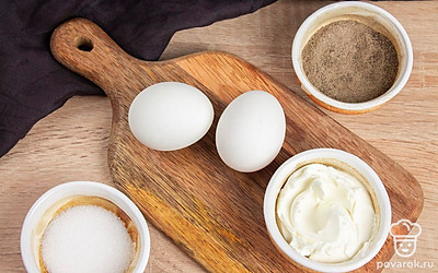 Подготовьте все ингредиенты, яйца отварите вкрутую