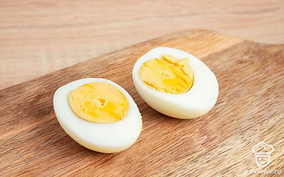 Разрежьте яйца на половинки, выньте желтки