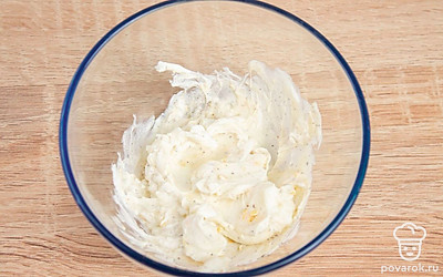 К творожному сыру добавьте желтки, посолите, поперчите и размешайте