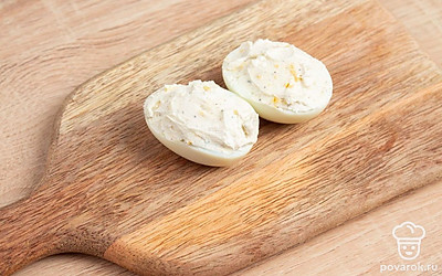 Положите получившуюся начинку в яйца