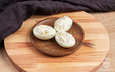 Выложите яйца на тарелку, посыпьте перцем. Готово!