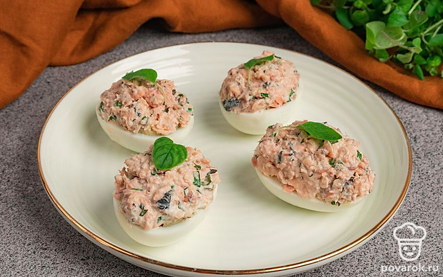 Фаршированные яйца с консервированной горбушей — Рецепт с фото