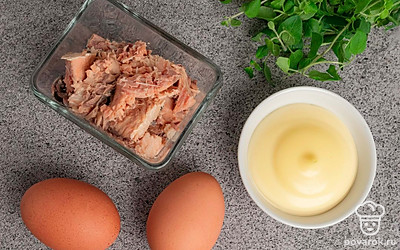 Выложите все ингредиенты на стол для удобства приготовления.