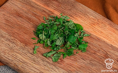 Зелень помойте и мелко нарежьте.
