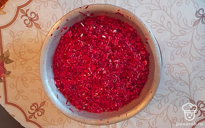 В большой алюминиевый таз сложите все овощи. Добавьте соль и сахар, влейте растительное масло и воду. Поставьте таз с овощами на огонь и варите в течение 20 минут на среднем огне, периодически и перемешивая их, чтобы они не подгорели.