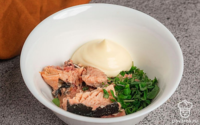 В глубокой миске смешайте консервированную горбушу, зелень и майонез.