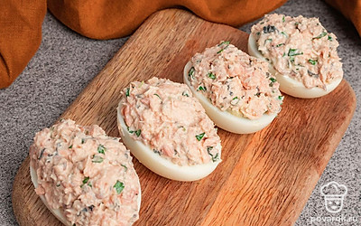 Полученную смесь выложите на яйца.