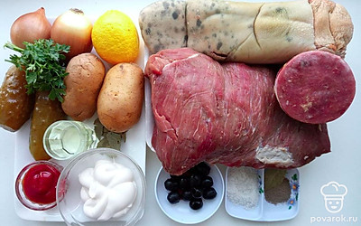 Картофель, лимон, лук, огурцы, зелень и лавровый лист выложите на одну тарелку. Томатную пасту поместите в пиалу. Мясные изделия положите на отдельную тарелку.
