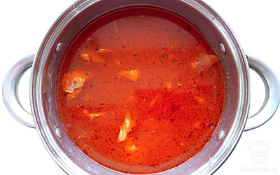 Мясо и язык отварите и добавьте к ним перец и лавровый лист. Огурцы нарежьте и немного потушите. Лук нарежьте соломкой и положите к огурцам, добавьте томатную пасту. Достаньте мясо из бульона и нарежьте соломкой. Бульон процедите, затем доведите до кипения и закиньте мясо. Лук и огурцы, доведите до кипения и добавьте к мясу. Нарежьте картофель, добавьте в кастрюлю и варите еще 15 минут.