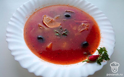 При подаче в тарелку налейте солянку и украсьте кусочком лимона и петрушкой.