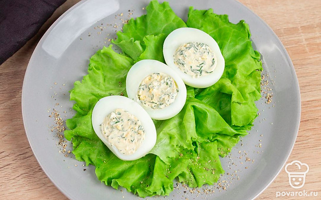 Яйца, фаршированные творожным сыром и чесноком — Рецепт с фото