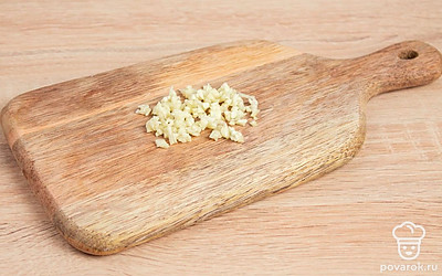 Мелко нарежьте или пропустите через чеснокодавилку чеснок