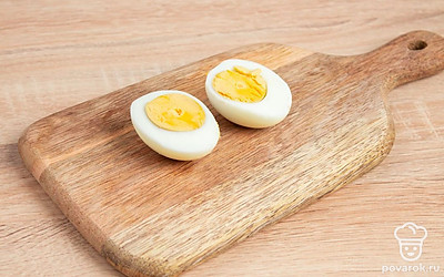 Разрежьте яйца на половинки, выньте желтки