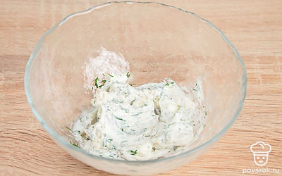 В отдельной емкости смешайте творожный сыр, чеснок, желтки и зелень, добавьте соль, перец и тщательно перемешайте