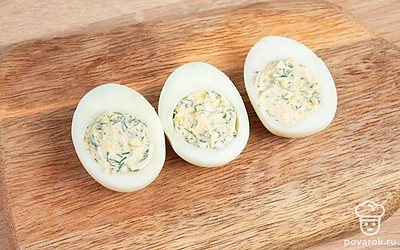 Поместите начинку на место желтков