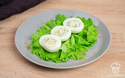 Выложите яйца на листья салата, посыпьте перцем для красоты. Можно подавать к столу!