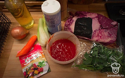 Подготовьте ингредиенты: половину большой моркови, половину лука, мякоть говядины и остальные.