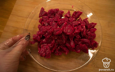 Мясо нарежьте кубиками (по возможности), срезав все прожилки и места с жиром.