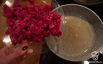 Разогрейте сковороду с растительным маслом. Обжарьте кусочки мяса на сильном огне в течение 15 минут, периодически помешивая.