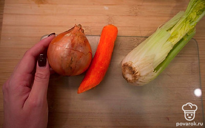 Тем временем мелко порежьте лук, морковь натрите на терке или нарежьте кубиками, нарежьте сельдерей.