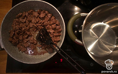 Когда обжарится мясо, переложите его в кастрюлю вместе с соком, которое выделилось из мяса.