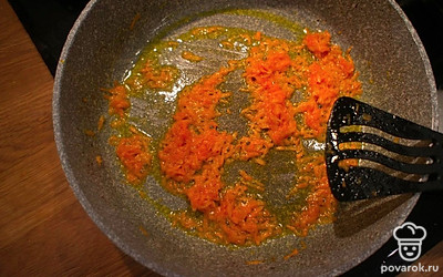Морковь обжарьте в течение пары минут на разогретом масле до мягкости.
