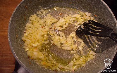 Теперь обжарьте лук до золотистого цвета.