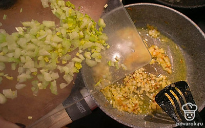 Добавьте сельдерей к луку и обжаривайте на среднем огне в течение пары минут. Переложите овощи в кастрюлю к мясу.