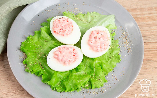 Яйца, фаршированные красной икрой и сметаной — Рецепт с фото