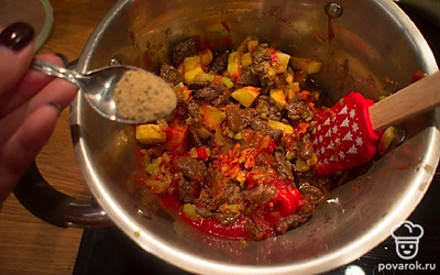 Добавьте томаты, перемешайте. Добавьте специи: 1/2 ч.л. специй для рагу (тмин, паприка, кориандр), соль, перец.
