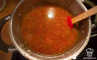 Залейте ингредиенты кипятком. В зависимости от количества кипятка, у вас будет более или менее густой суп. Я добавила кипятка столько, чтобы он покрывал все ингредиенты. Уменьшите температуру на средний уровень, накройте крышкой и тушите 20-30 минут до готовности картофеля.