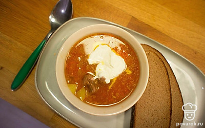 Подавайте со сметаной и черным хлебом. По желанию украсьте свежей петрушкой. Приятного аппетита!