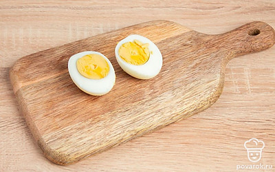 Разрежьте яйцо на две половины, достаньте желток