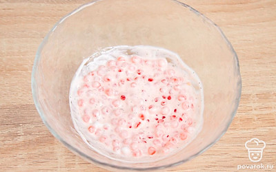 В отдельной емкости смешайте яичный желток, икру, сметану, посолите и хорошо перемешайте