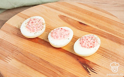 Выложите начинку на место желтка