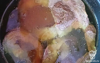 Говядину на косточки отвариваем до готовности, лучше отварить в мультиварке 1,5-2 часа. Затем мясо достать, остудить, убрать косточки, жилки и разделить на волокна. Бульон процедить в кастрюлю.