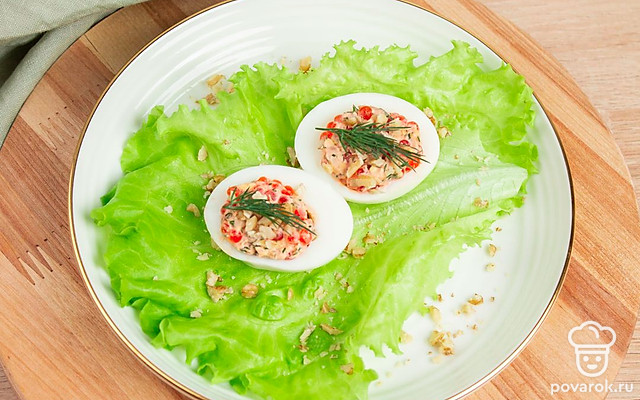 Яйца, фаршированные красной икрой и грецкими орехами — Рецепт с фото